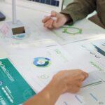 Mehrere Personen sitzen an einem Tisch und beraten sich über einen guten Energiebeitrag