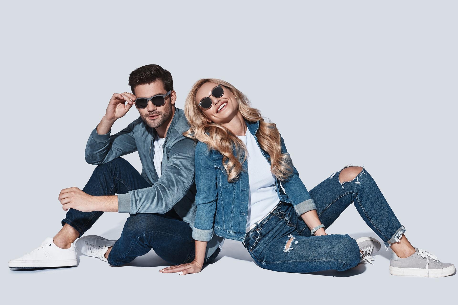 Mann und Frau im Denim-Look mit Sonnenbrillen | Hair Extensions

