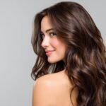 Frau mit voluminösen Wellen im Profil | Hair Extensions